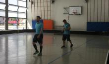 Kritischer Blick von Schiri Preisig beim Betreten des Platzes