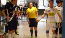 Alles bereit für den ersten Halbfinal: die Captains Valentin Müller und Andreas Wintsch sowie Schiedsrichterin Anna Strähl